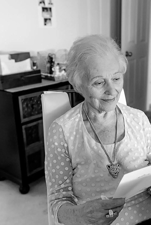 Senior woman reviewing Hero Home Care services for Dementia Support and Alzheimer’s Care in North Vancouver