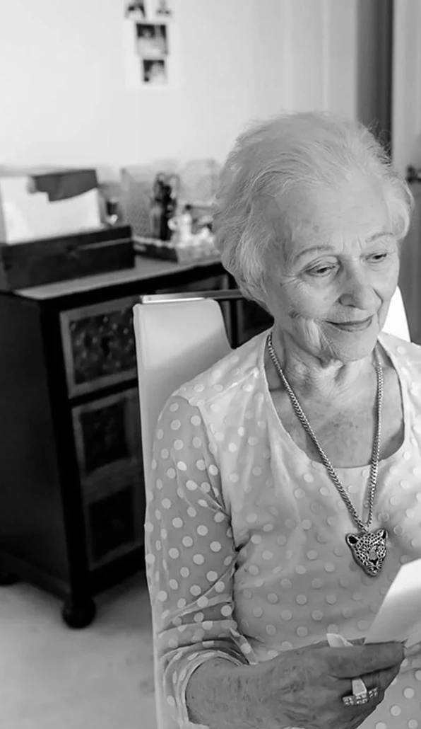 Senior woman reviewing Hero Home Care services for Dementia Support and Alzheimer’s Care in North Vancouver